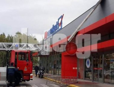 Πάτρα: Έφυγε στον αέρα στέγαστρο από κτίριο του παλαιού μηχανοστασίου του ΟΣΕ (φωτό, βίντεο)